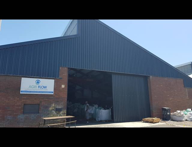 1,235M² FACTORY TO LET IN TRIANGLE FARM